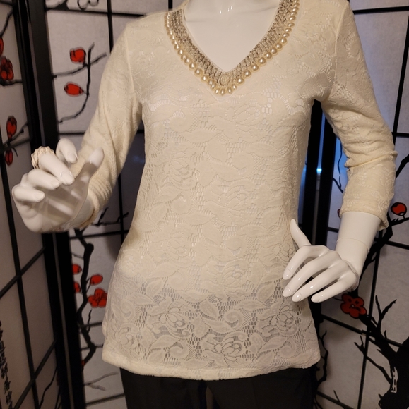 LA VANYA BEAUTIFUL LACY LADIES TOP SIZE MEDIUM/JEWELED PEARL NECKLIN - Picture 1 of 10